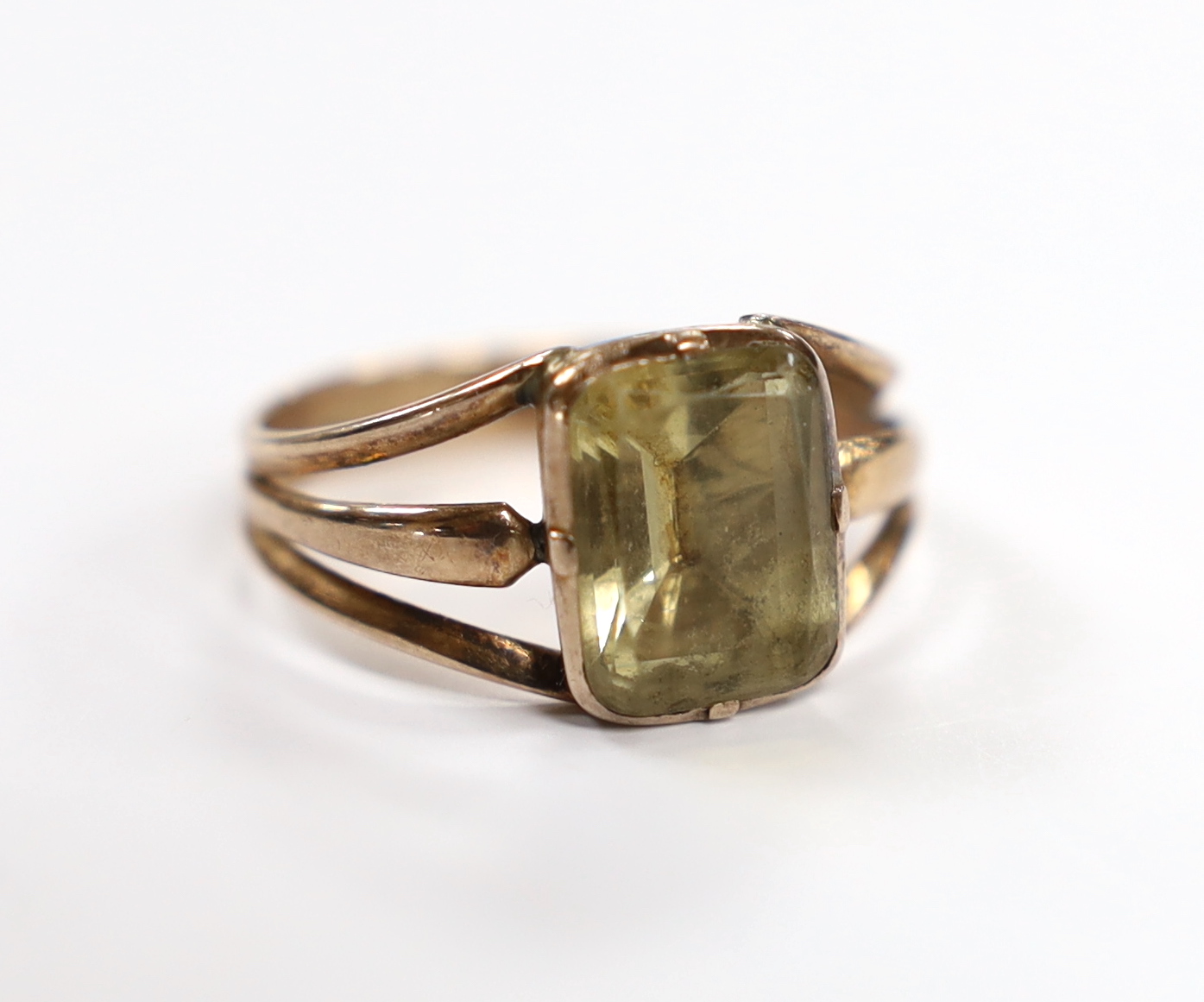 An antique yellow metal and single stone foil backed citrine ring, size K, gross weight 3.2 grams.